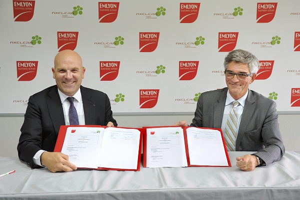  (de gauche à droite) Bruno Bonnell, Président d’EMLYON Business School et Bruno Allenet, Président du Pôle AXELERA lors de la signature officielle